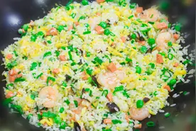 厨师长分享饭店高大上蛋炒饭做法，米饭粒粒不粘连，裹满鸡蛋丝