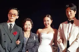 权志龙参加姐姐婚礼 留着小平头 一身西装配大框眼镜帅气十足视频封面