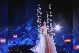 杨紫跨年演唱会绝美瞬间混剪，是下凡的天使啊！怎么可以那么美！视频封面