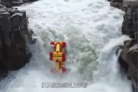 不会沉的船有多牛？遇到大风大浪也不怕，网友：水上不倒翁？视频封面