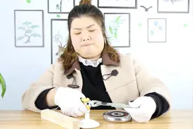 瑞士又新出“变态”胶水，铁锤钳子都用上了，我不信粘那么结实视频封面