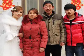 美女被拐嫁入穷苦家，脚绑铁球被监禁，为救她傻子抡起木棍打了娘视频封面