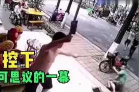 监控下搞笑的一幕：小伙提刀找茬，没想到被老板反杀，解气！视频封面
