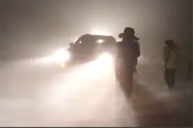 青海祁连突降大雪 上千辆车被困 交警连续12小时疏导车辆视频封面