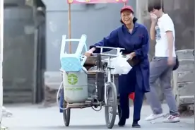 影视：大妈卖臭豆腐遇到城管，结果被追了半条街，竟是要买臭豆腐视频封面