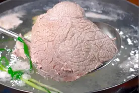 大厨教你做水煮白切牛肉，制作简单，口感丰富，唇齿留香