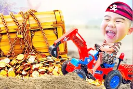 小萌宝户外郊游 开挖掘机沙滩上挖金子视频封面