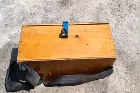 收破烂的花10块，收了一个上锁的木箱，里面能装啥？砸开一看赚了视频封面