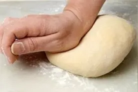 和饺子面，10个人8个错，老厨师教的秘诀，饺子皮口感筋道不破皮视频封面