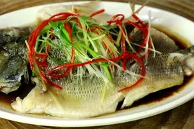 清蒸鱼千万不要放盐和料酒，教你正确做法，鲜嫩多汁，不腥不柴视频封面