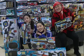 搞笑童年：小时候和妈妈去超市，妈妈给我买了吃鸡玩具，太高兴了视频封面