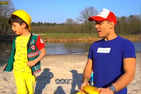 小男孩开上挖掘机拯救被困在沙子里的玩具巴士视频封面