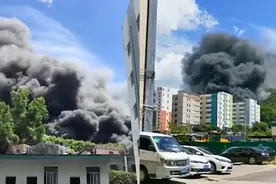 突发！深圳西丽留仙洞附近突发大火，现场浓烟冲天视频封面