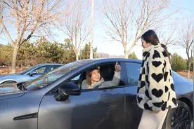 当女人开上电动车，“鹏翼门”和“自动门”哪个更讨喜？视频封面