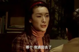 在男子宿舍，两人聊得挺有兴致，太晚了女子想要回家，男子这么做视频封面