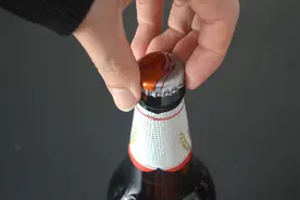 喝了20多年啤酒才发现，用手就能拧开啤酒瓶盖，一看就能学会！视频封面