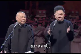 老郭怕忘词，准备小纸条放桌上，谦哥却偷偷盖住视频封面