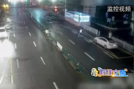 两女子翻越护栏被车压，头都流血了！幸好好心路人抬车施救！视频封面