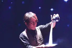 刘谦这些魔术至今无人破解，一个魔瓶倒出多种饮料，这是魔法吧！视频封面