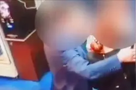 韩国男议员当众搂女服务生不雅画面被曝光 竟诡辩称：只想鼓励她视频封面