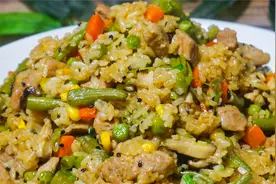 电饭锅版懒人焖饭，食材用料都简单，有菜有肉，营养健康，香！视频封面