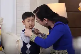 孩子爱咬手愁坏妈妈，育儿师一招就解决，爸爸都觉得新颖！视频封面