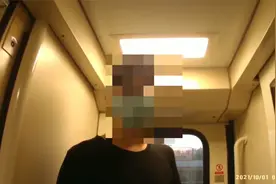 无耻！男子火车上偷亲熟睡女子，称就是觉得她漂亮 被拘后痛哭视频封面