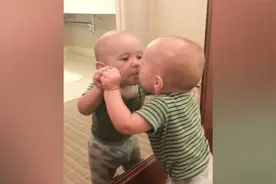 萌娃臭美瞬间视频封面