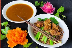 老师傅教你做特色饸饹面，半碗牛肉半碗面，浇上牛肉汤，实惠真香视频封面