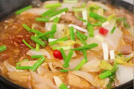 白菜炖粉条怎么做才好吃？诀窍在这里，鲜香美味，炖上一锅都爱吃视频封面