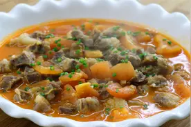 川菜师傅喜欢这样炖牛肉，加几个西红柿进去，出锅香气扑鼻真鲜美