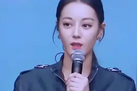 迪丽热巴回忆姥姥痛哭流涕，刚出道时因拍戏没有见到姥姥！视频封面