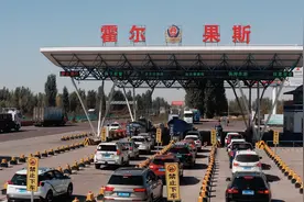 新疆八十间房子边境检查站：民警24小时坚守边境，护身后万家灯火视频封面