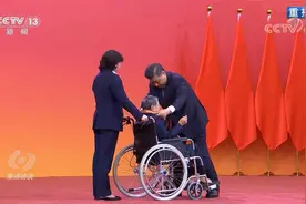 伟大时代呼唤伟大精神！《焦点访谈》 平凡英雄 至高礼赞视频封面