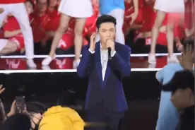 张艺兴唱红歌的样子到底有多迷人，好骄傲啊！是我的骄傲视频封面