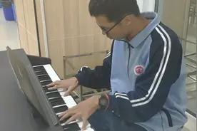 老师食堂吃饭突然听到钢琴声，走近一看瞬间被震撼：这孩子了不起视频封面