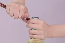 给我一根筷子，我就能撬开啤酒瓶，方便还快速，比开瓶器好用多了
