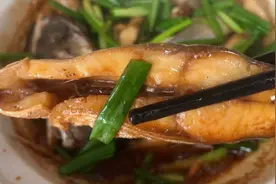老婆花15元买的两条冰冻海鱼，这样做咸香入味不腥不柴，做法简单视频封面