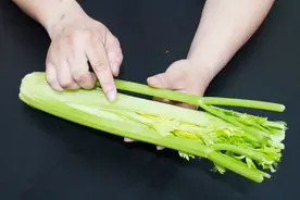 切芹菜别直接切，酒店大厨教你两个新切法，切好的芹菜好看又好吃视频封面