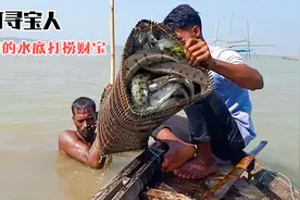 恒河寻宝人，20米深的水底打捞财宝，结果捞上来的全是这些东西视频封面