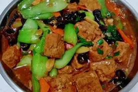 青菜烧豆腐的家常做法，咸香下饭，天天吃都不腻，简单美味
