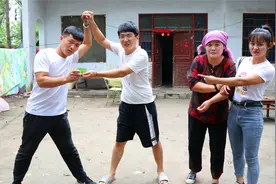 两个儿子啃老不工作，为了30000块钱竟逼母亲改嫁，结局大快人心视频封面
