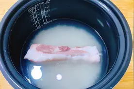 煮米饭时放上一块五花肉！这种做法第一次见，30年老保姆拿手绝活