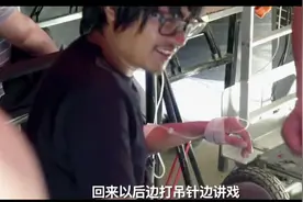 韩寒拍《飞驰人生》病重进医院，打着吊针给演员讲戏视频封面
