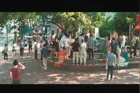 一个无家可归的傻子在街头发传单被发现原来的一个钢琴天才第一段视频封面