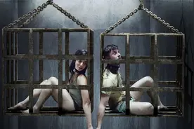 女人被囚禁，脖子被狗链子栓住，每天吃狗粮睡狗窝，电影虚构情节视频封面