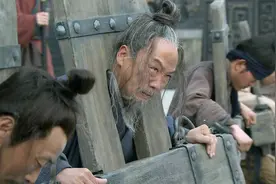 袁隗因为是袁绍的叔叔，被董卓灭了满门，这亲戚当的太悲催了！视频封面