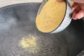 把玉米面倒入热水锅里，擀一擀卷一卷，松软香甜，这做法并不常见视频封面