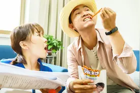 爸爸给女儿辅导英语，目的是吃女儿的零食，太逗了视频封面