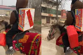 9岁男孩骑马送礼串亲戚，马路上策马奔腾一路带风：太拉风了!视频封面